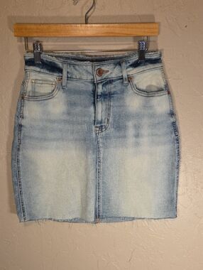 Maurices Light Blue Acid Wash Denim Mini Skirt with Frayed Edge Size 2